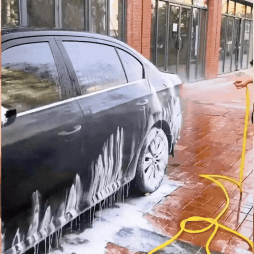B10 PRO reinigt ein Auto mit einem kraftvollen Wasserstrahl