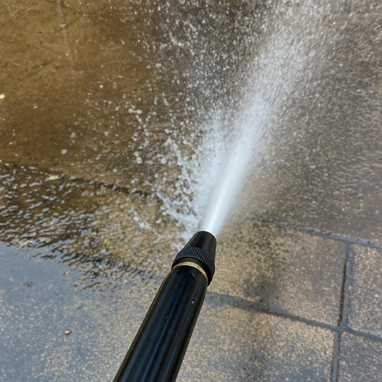 B10 PRO reinigt Gartenflächen